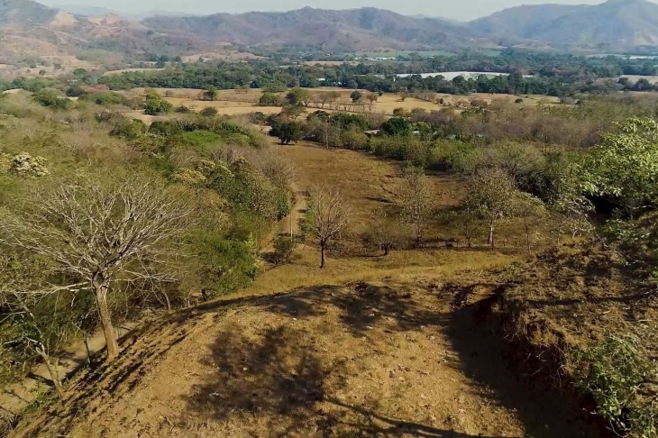 green fields and mountains around Finca Las Nubes home and land for sale samara guanacaste costa rica