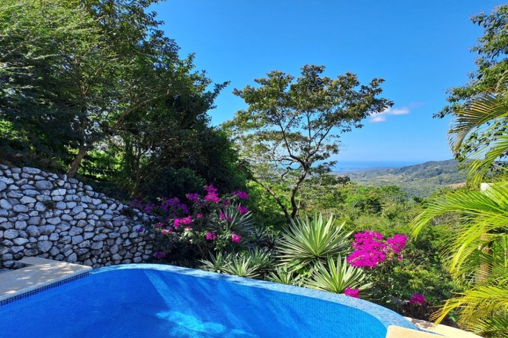 infinity edge pool with ocean view at Moutain Lodge vista Mar hotel for sale samara costa rica