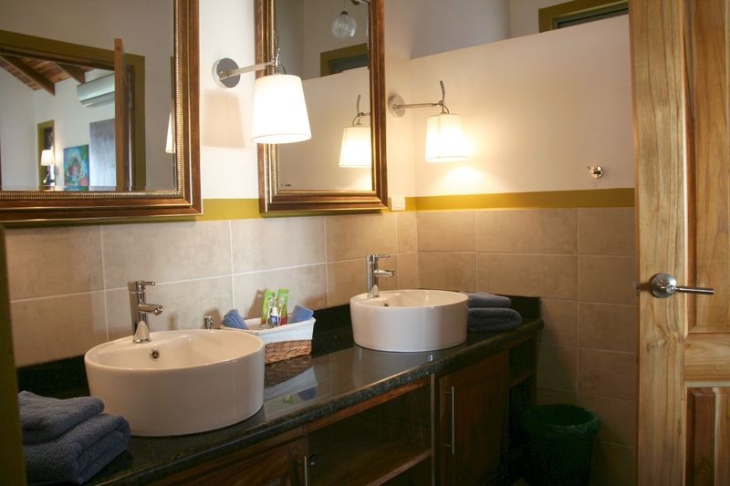 beaufitul bathroom with white sinks in Moutain Lodge vista Mar hotel for sale samara costa rica